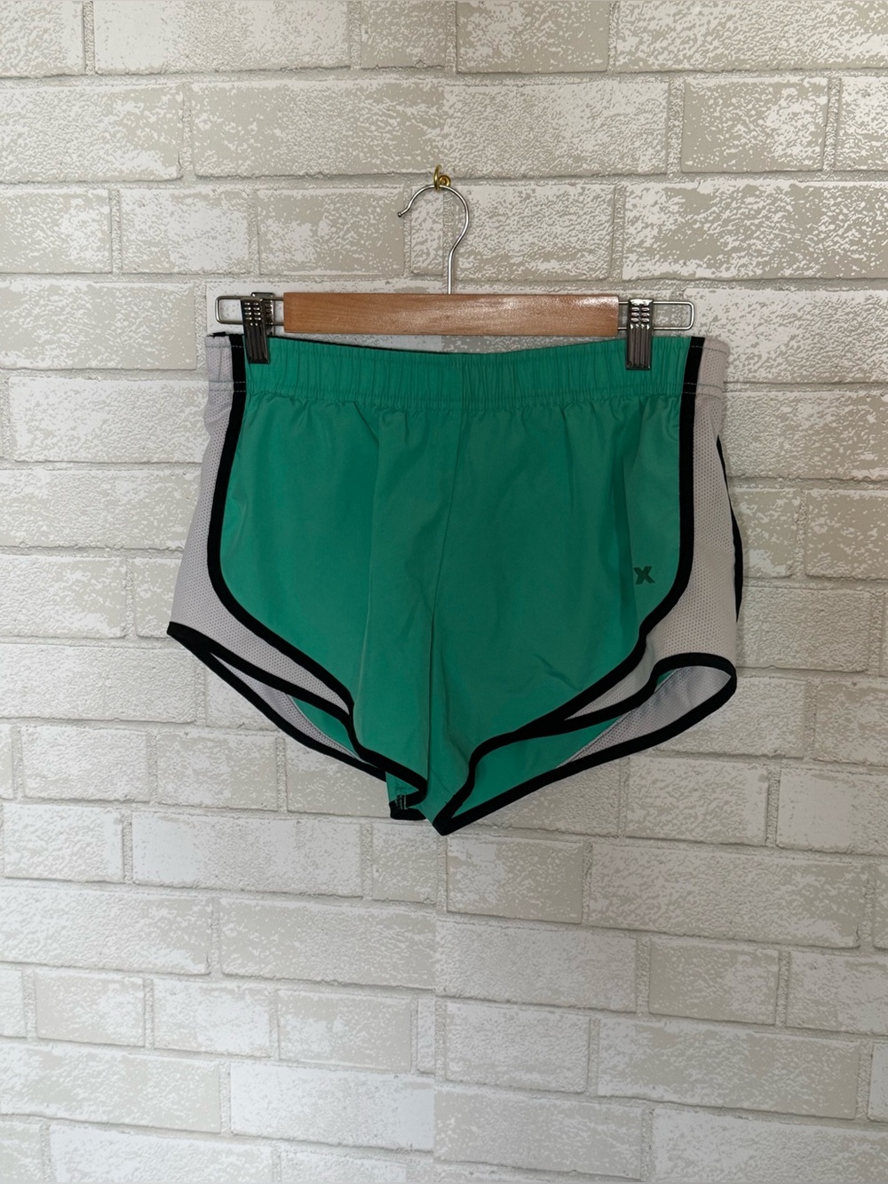 🏃♀️🏓🛼🌸👟☀️🥥
Xersion Teal Athletic Shorts with Black Trim and White Mesh Sides
